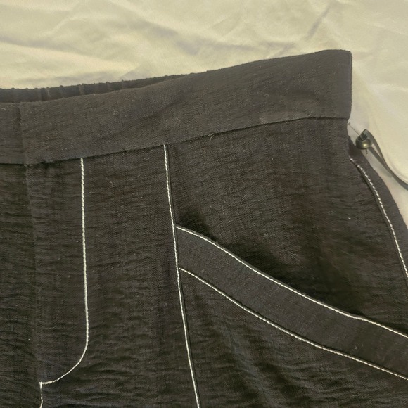 DKNY Women's Shorts Size 4 Black with White Stitching NWT  L145 - Picture 3 of 5